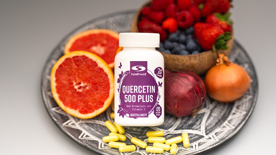 Kuva Quercetin Plus 500 -purkista, veriappelsiinista, marjoista ja sipulista. 